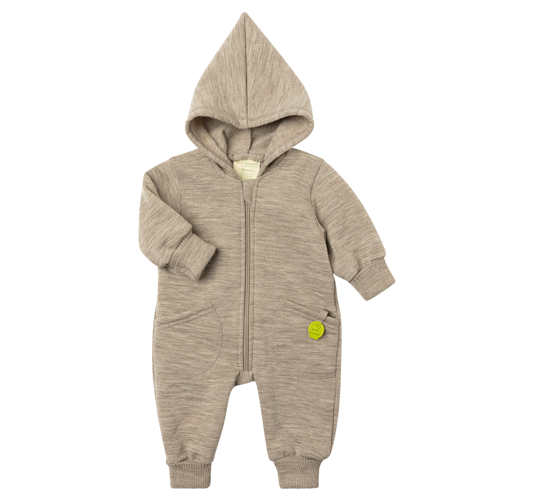 Babyoverall aus süddeutscher Schurwolle von Merinolandschafen mit Zipfelkapuze sowie umschlagbaren, gerippten Bündchen an den Armen und kleinem Logo-Patch.