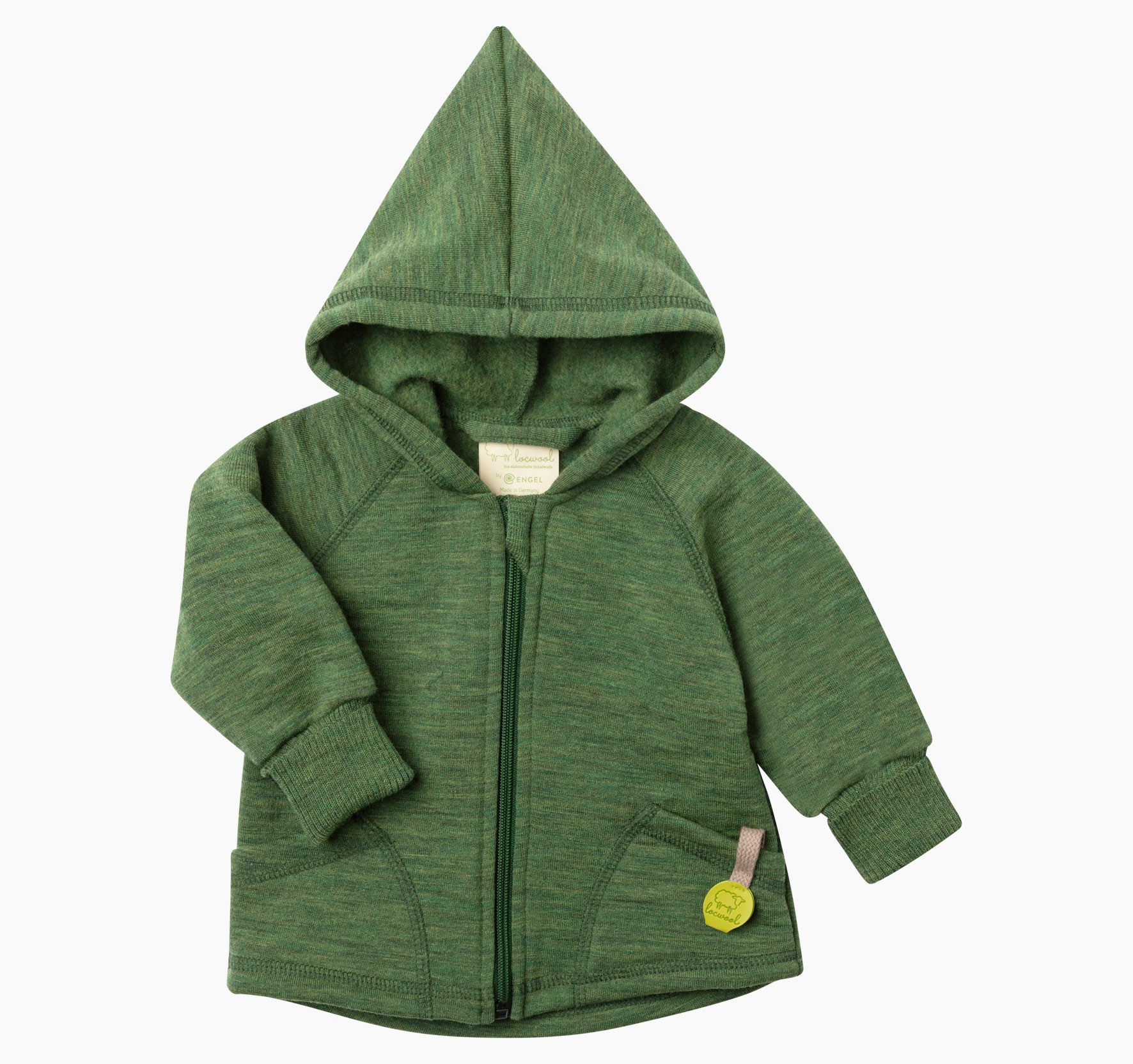 Babywolljacke aus süddeutscher Schurwolle von Merinolandschafen mit Zipfelkapuze sowie umschlagbaren, gerippten Bündchen an den Armen und kleinem Logo-Patch.