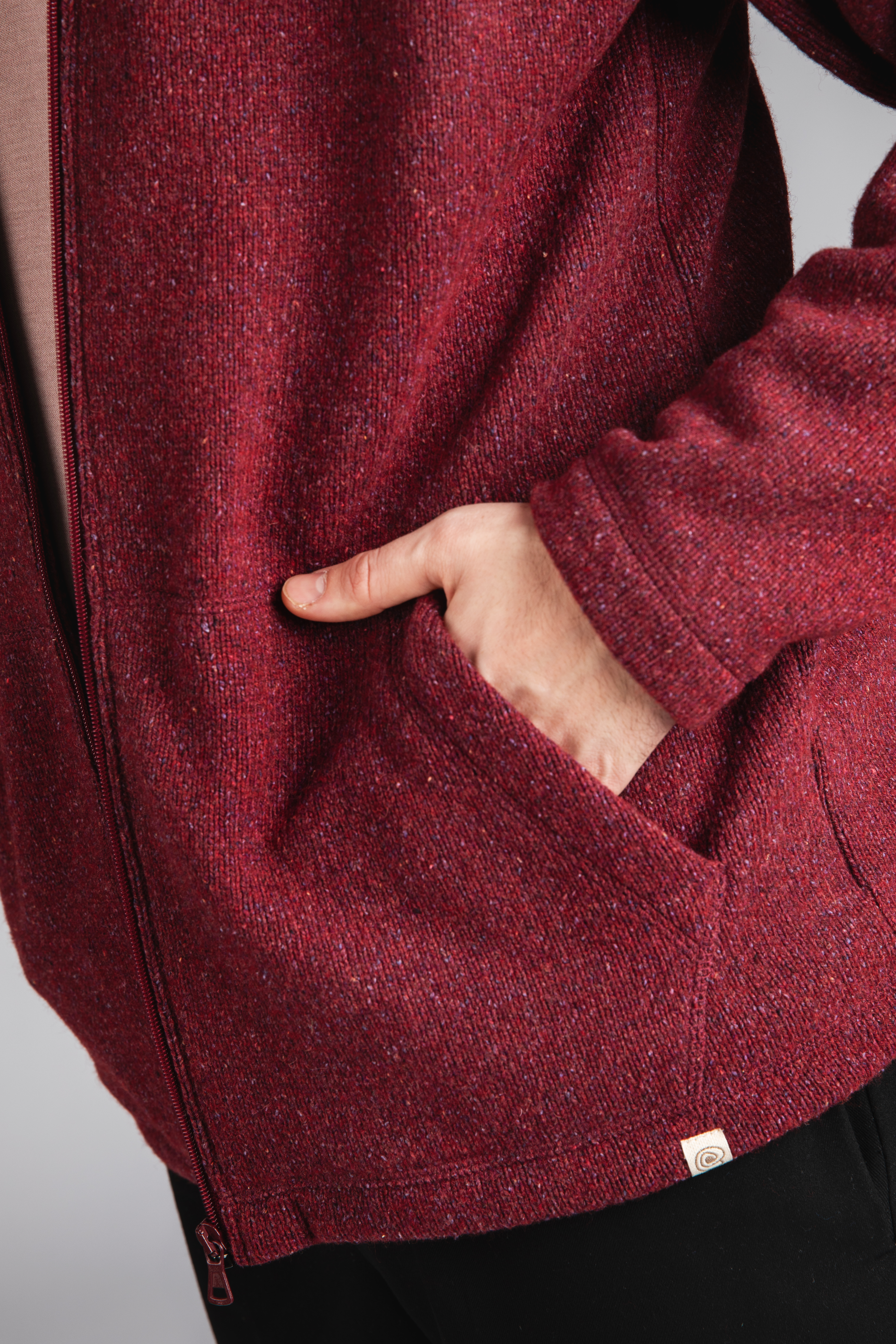 Herren-Kapuzenjacke aus Recyclinggarn aus Wolle-Seide-Mix mit durchgehendem Reißverschluss und zwei Einschlupftaschen.