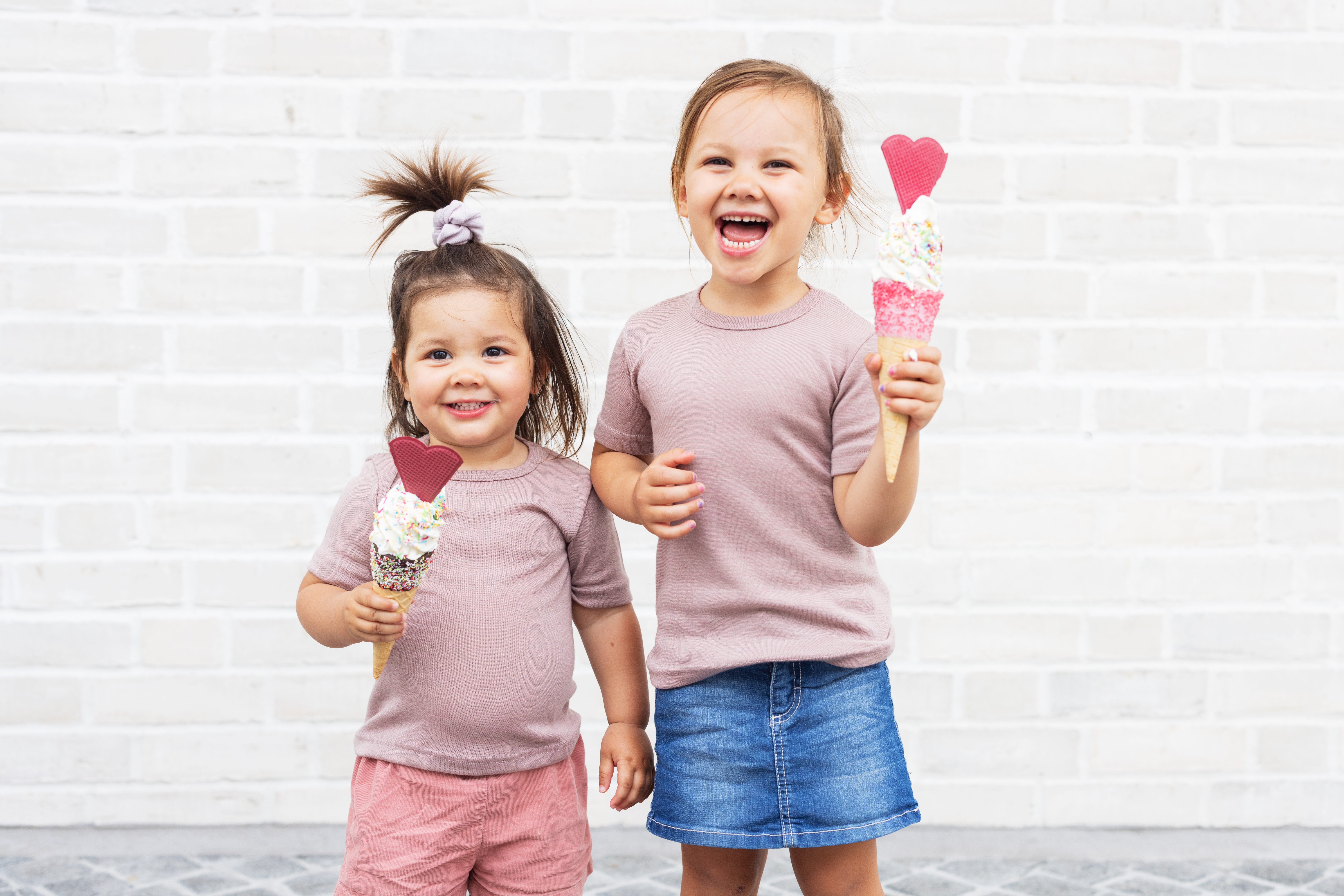 Two children are wearing wool-silk shirts by Engel and enjoying ice cream.